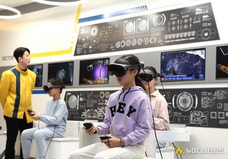 강남미래교육센터에서 체험프로그램에 참가하는 어린이들