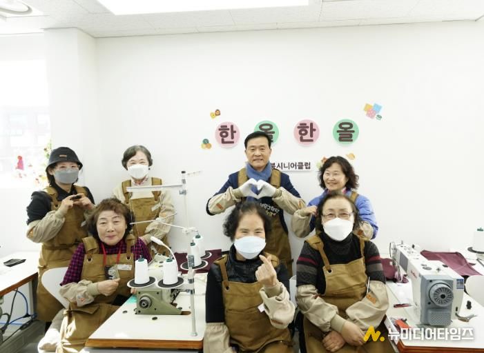 이승로 성북구청장(뒷줄 오른쪽 두 번째)이 한올한올 봉제사업단원들과 함께 기념 촬영을 하고 있다