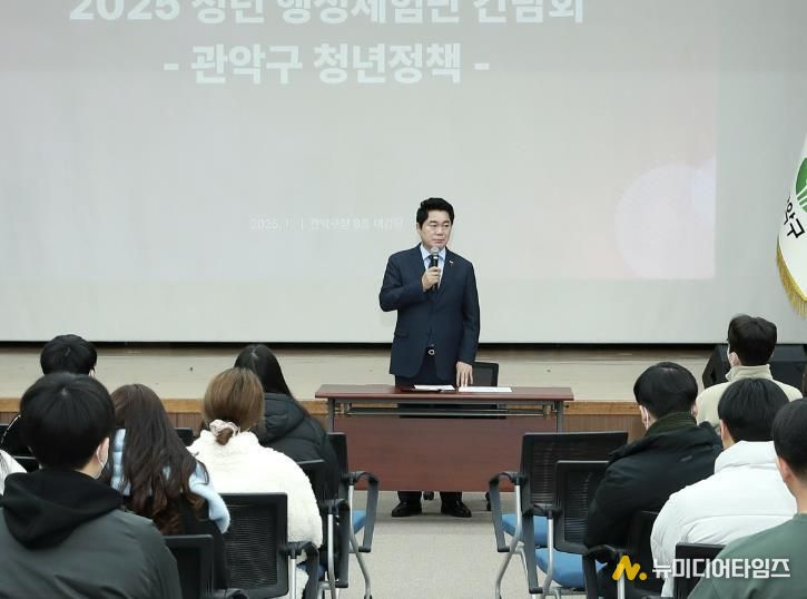 지난 1월 청년행정체험단에 참여한 청년들에게 응원의 말을 전하는 박준희 관악구청장