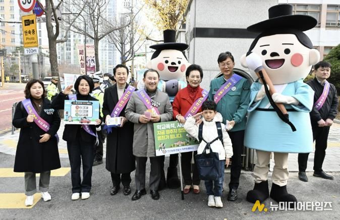 이민근 안산시장(오른쪽 세번째)이 26일 관산초등학교에서 스쿨존 교통사고 예방과 안전한 등굣길 조성을 위한 캠페인을 진행하고 있다.