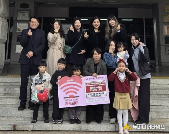 두현지 여성보육과장(맨 앞줄 왼쪽 네번째)이 26일 시립센트럴포레어린이집 아동 및 학부모들로부터 바자회를 통해 모금한 수익금을 기탁받고 함께 기념촬영을 하고 있다.