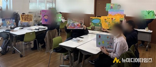 인천장애인종합복지관과 혜원의료재단이 협업한 장애인 예술일자리사업에 참여하는 장애인들이 작품을 들고 기념 촬영을 하고 있다,