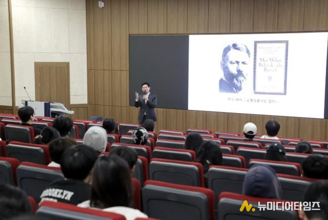 이상일 용인특례시장이 26일 단국대학교 국제관에서 학생들을 대상으로 리더십 특강을 하고 있다.