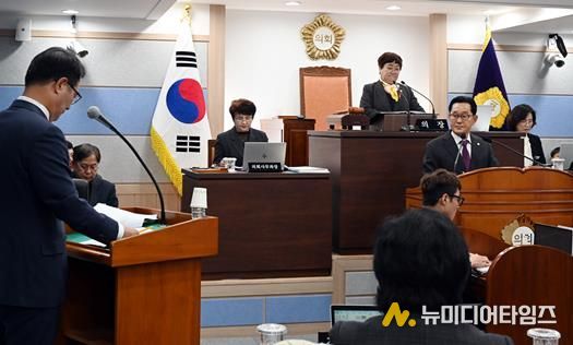 27일 열린 남해군의회 제289회 제2차 정례회 제2차 본회의에서 장행복 의원이 군정질문을 실시하고 있다.