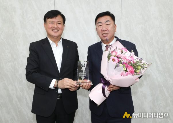 이범석 청주시장, 농협중앙회장 감사패 받아