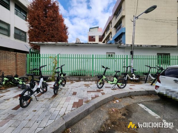 11월 27일 캠페인 전 구로고등학교 후문에 공유 전기자전거가 무질서하게 주차된 모습