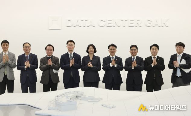 김민석 국무총리가 27일 세종 행복대로 네이버데이터센터 각 세종에서 열린 현장 간담회를 주재하고 있다.