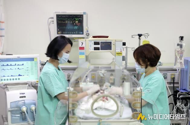 중증 소아환자를 돌보는 의료진 사진