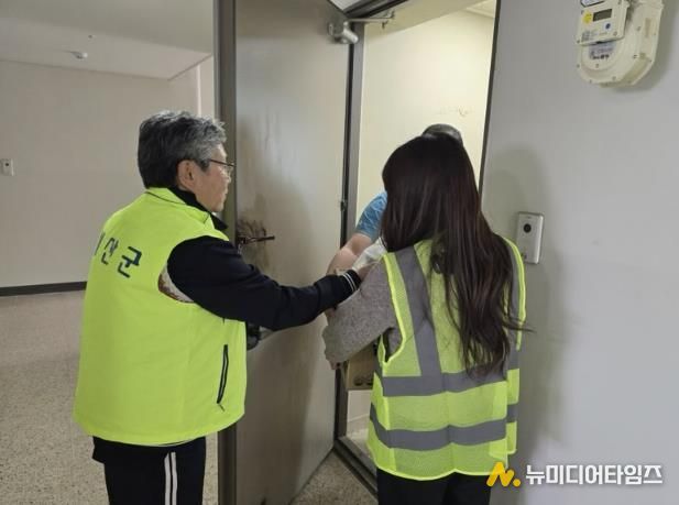 고독사 위험가구 대상 생필품 전달 모습