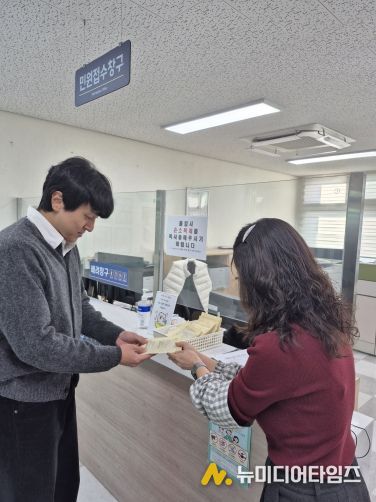 민원담당자가 민원인에게 핫팩 제공