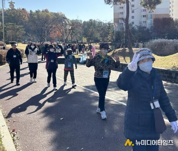 천안시 동남구보건소가 주민들과 함께하는 건강걷기 교실을 운영하고 있다.
