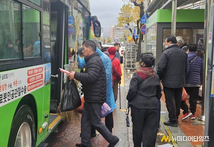 한일교통(주) 운전직 직원들과 금산군청 건설교통과 직원들이 버스 승차 어르신 짐 실어드리기 봉사에 나서고 있다.