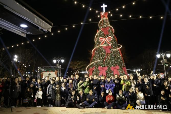 보은군, 대형 크리스마스트리 점등… 올겨울 뱃들공원을 환하게 밝힌다