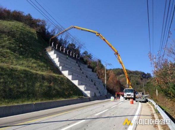 월오가덕로서 급경사지 공사