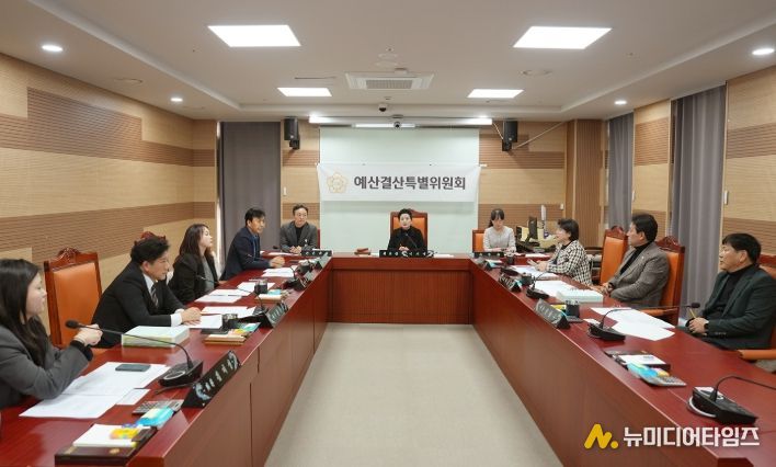 아산시의회 예산결산특별위원회(위원장 이기애)가 제3회 추경예산안 및 제7차 기금운용계획 변경안을 제2차 예결위를 통하여 심사하고 있다.