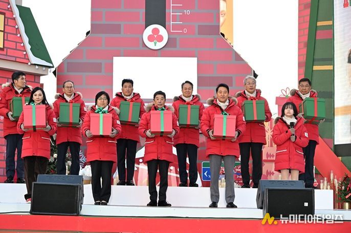 오세훈 서울시장이 1일 광화문광장에서 열린 ‘희망2026 나눔캠페인 출범식’에서 온도탑 점등 퍼포먼스에 참여하고 있다.