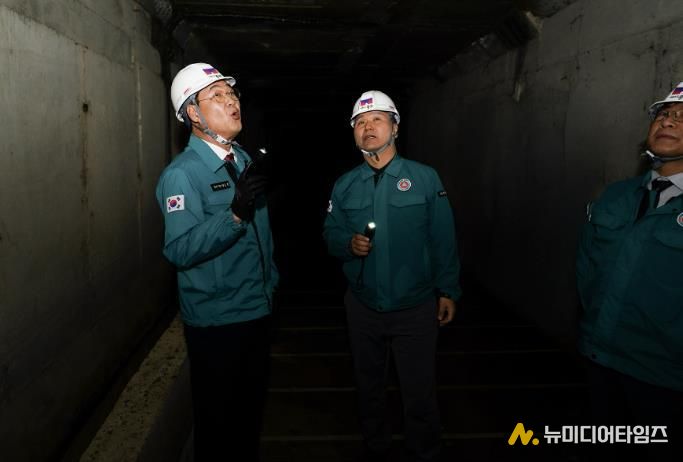 해빙기 안전 점검에 나선 정문헌 구청장의 모습