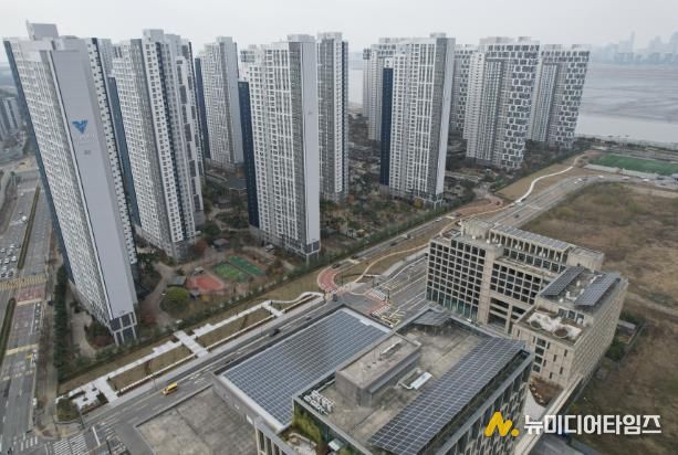 서울대 시흥캠퍼스(우측)와 아파트 사이 부지에 조성된 배곧 도시숲 전경