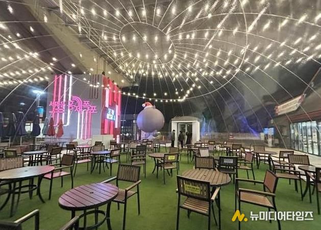 서대문구가 카페폭포 수변테라스에 설치한 ‘초대형 반구형 투명 에어돔’ 내부 모습