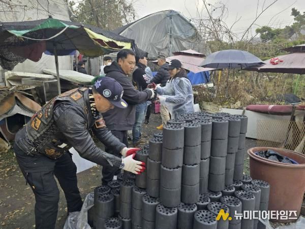 할리데이비슨 투어클럽 로드엔젤스 동호회 회원들이 연탄을 나르고 있다.