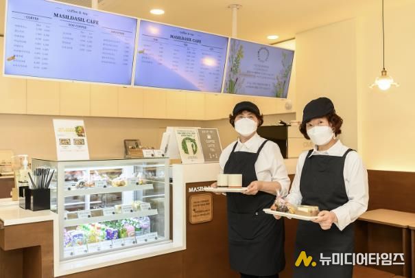 양천구 어르신 일자리 ‘시니어 카페’ 근무 전경