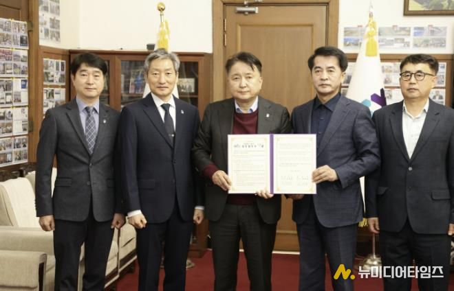 보은군과 충청북도가 충북소방교육대 건립사업 업무협약(MOU) 체결 모습