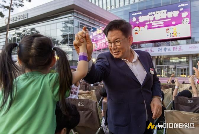 박강수 마포구청장이 엄빠랑 영화광장 행사에 참여한 어린이들과 인사를 하고 있다.