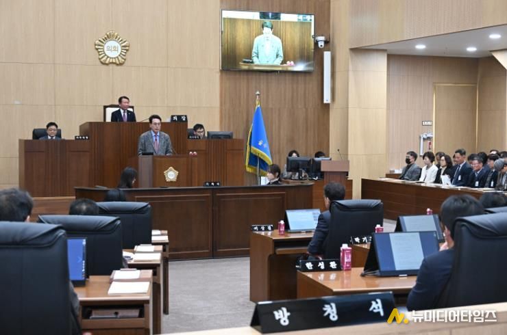 울주군의회 제242회 정례회 제2차 본회의가 3일 의사당 본회의장에서 열린 가운데 이순걸 울주군수가 2026년 당초예산안 제출에 따른 시정연설을 하고 있다.