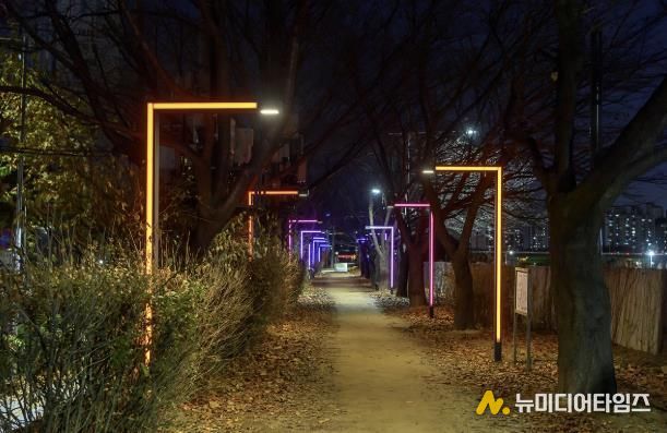 LED 디자인폴 레인보우 설치 모습