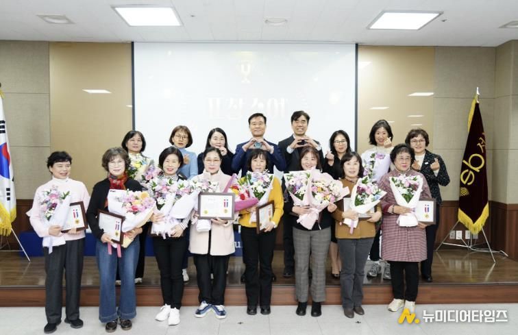 이승로 성북구청장(뒷줄 왼쪽 네 번째)과 관계자들이 기념 촬영을 하고