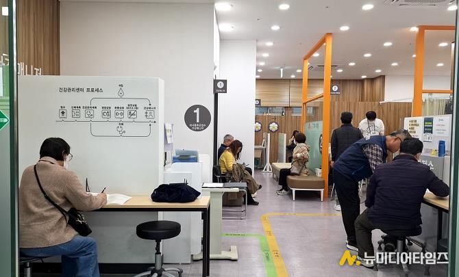 구로구보건소 건강관리센터를 방문한 주민들이 대사증후군 검진과 건강상담을 위해 대기하거나 설문지를 작성하고 있다.