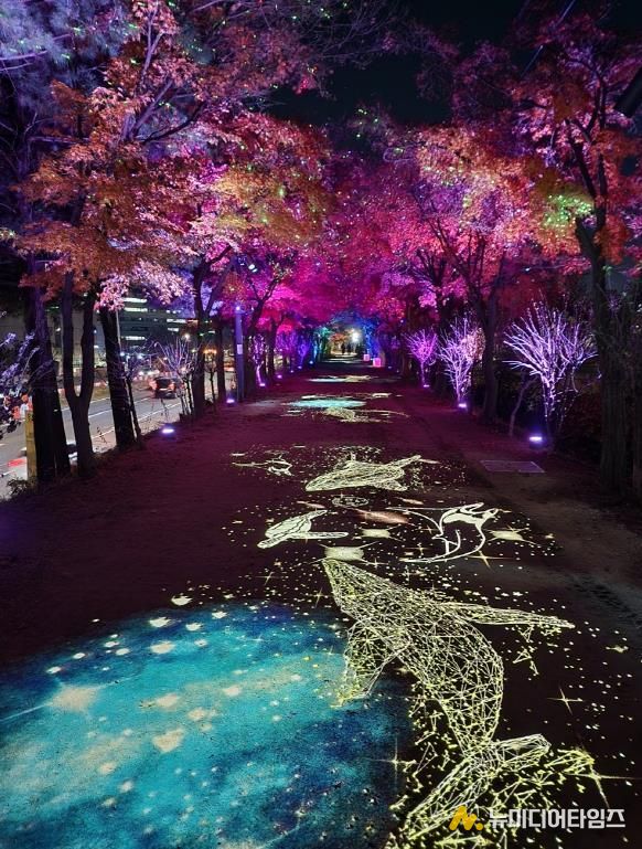 푸른 물결 속 고래가 유영하는 ‘밤하늘을 유영하는 고래’ 조명 연출 모습