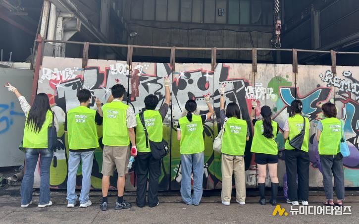 ‘반딧불이 순찰대’ 활동을 하고 있는 청년들