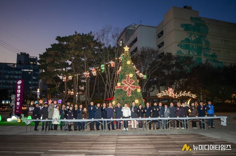 동대문구 미래광장에 켜진 겨울 불빛…크리스마스트리 점등식 열려