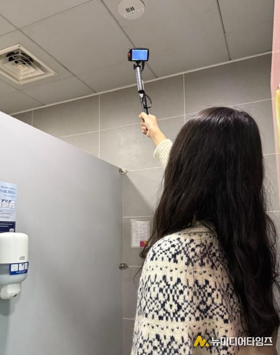 불법 촬영 탐지기로 화장실 점검을 실시하고 있다.