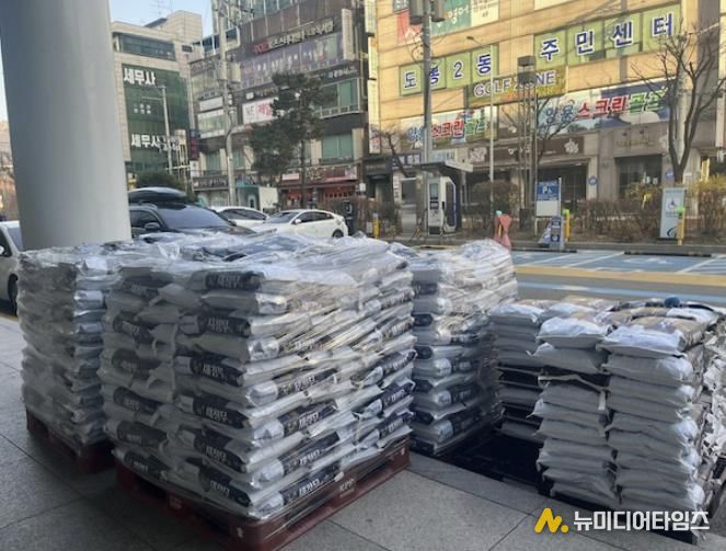 도봉구 지난 12월 2일 (주)기아자동차 쌍문대리점으로부터 백미 10kg 460포(약 1,600만 원 상당)를 전달받았다.