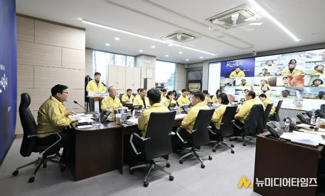 지난 12월 4일 시청 재난안전상황실에서 열린 ‘2025년 강설ㆍ한파 대비점검회의’ 현장