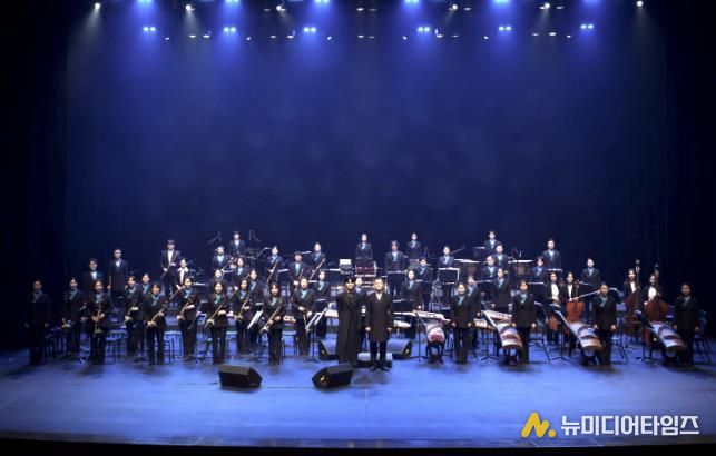 안산시립국악단이 4일 안산문화예술의전당 해돋이극장에서 제69회 정기연주회 '월드 오케스트라 Ⅶ'를 진행하고 있다.