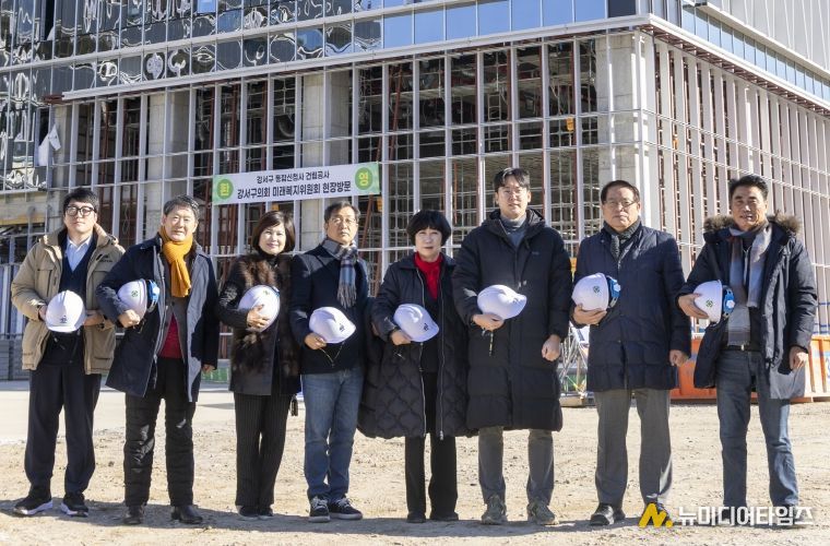 강서구의회 제공, 서울 강서구의회 미래복지위원회 통합신청사 건립 현장 방문, 왼쪽부터 김민석의원, 김희동부위원장, 강선영의원, 한상욱위원장, 이종숙의원, 고찬양의원, 이충현의원, 박학용의원