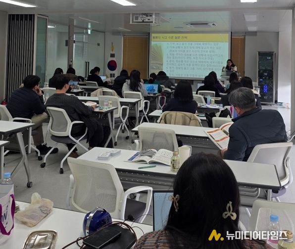 안산교육지원청, '2025 하이러닝 기반 질문·토론·성장이 있는 AI 교실' 직무연수 운영