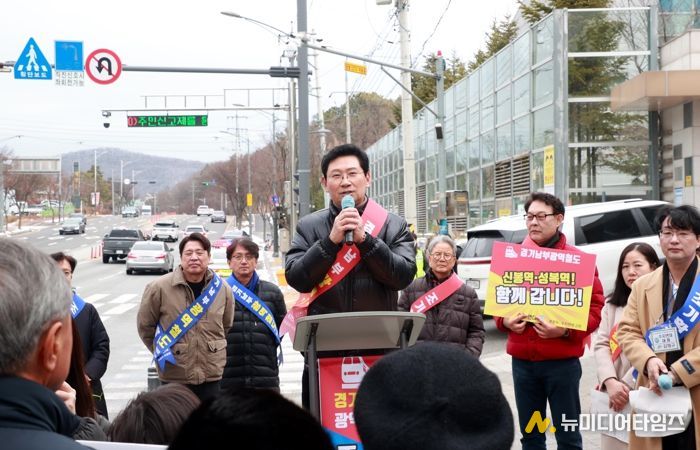이상일 용인특례시장은 6일 오전 수지구 성복동 일대에서 수지연대 주관으로 열린 ‘경기남부광역철도 조기 착공 촉구 걷기대회’에 참석했다.