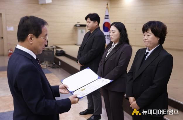 수상 사진(오른쪽부터 김진미 축수산팀장, 이미선 인구정책팀장, 김용진 주무관, 김문근 단양군수)