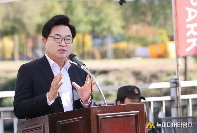 박일하 동작구청장이 지난 10월, 반포서래나루터에서 열린 ‘2025년 3차 수중정화·탄소중립 행사’에 참석해 인사말을 하고 있다.