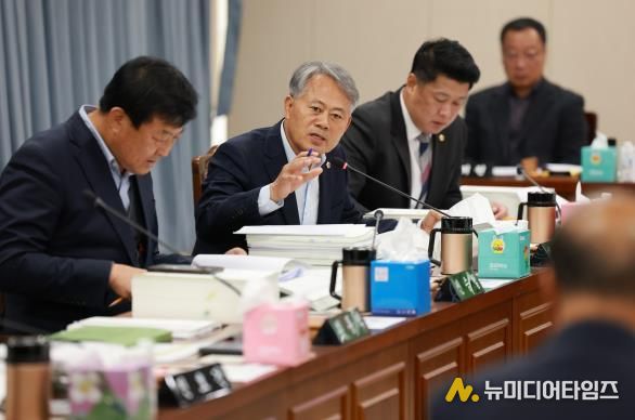 박성재 전남도의원이 농축산식품국 박현식 국장에게 질의하고 있다