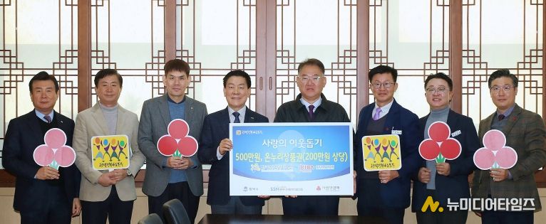 왼쪽부터 포승경영자협의회 부회장 이필욱, 수석부회장 박완섭, 한국산업단지공단 평택지사장 신명철, 포승경영자협의회 회장 이관섭, 평택시 부시장 이성호, 복지국장 김대환, 기업투자과장 유주형, 평택행복나눔본부 나눔국장 황성식