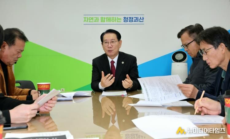 8일 괴산군청 브리핑룸에서 송인헌 군수가 민생안전지원금 지급 계획을 발표하고 있다