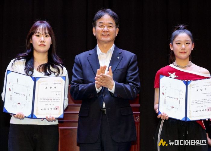 이동환 고양시장과 모범 청소년 치어리더 표창장 수상 기념촬영