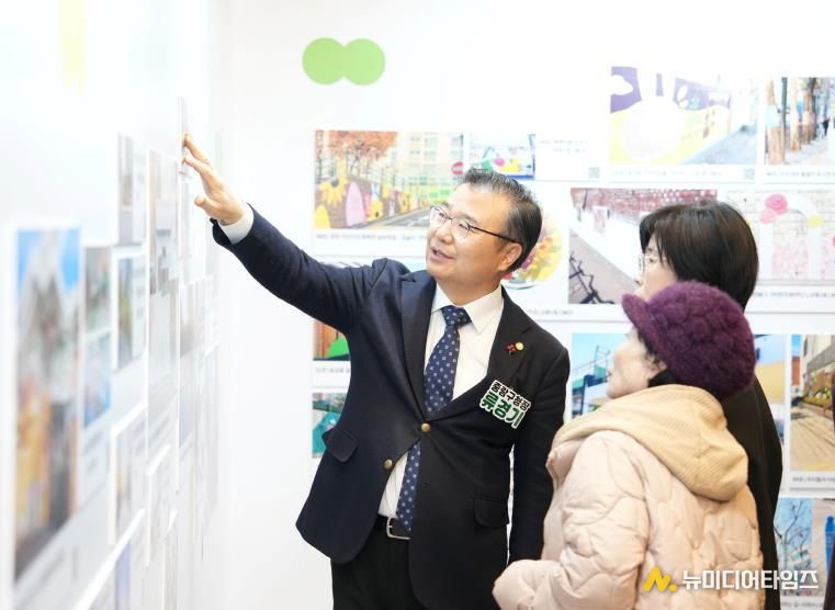 ‘우리동네 미술관’ 전시를 둘러보고 있는 류경기 중랑구청장