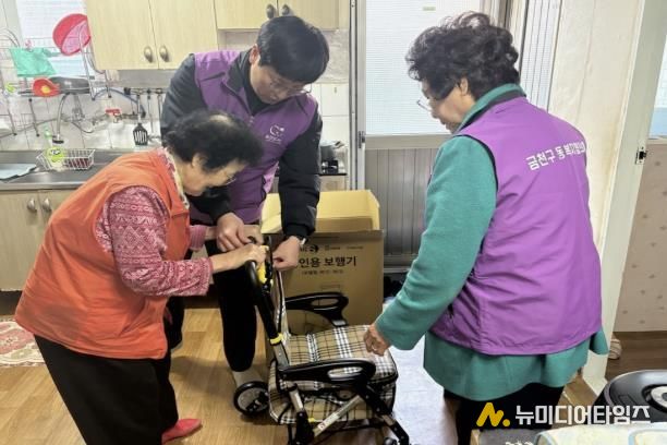 시흥3동 복지협의체 위원들이 어르신에게 실버카를 제공하고 있다