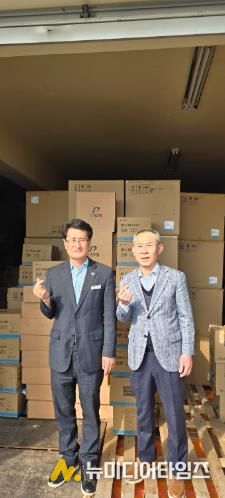 두영조명(주) 박인수 대표, 고창 상하면에 5천만원 상당 전등·조명기기 기부